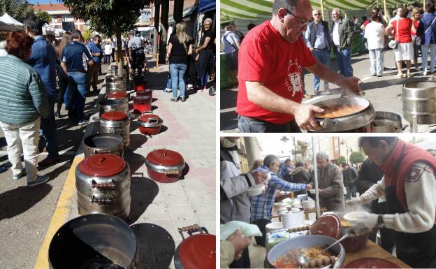 Las ollas se colocan en fila, reparadas para empezar a alimentar a vecinos y visitantes. A la derecha, uno de los cocineros retira la cazuela de las brasas y otro reparte las raciones.