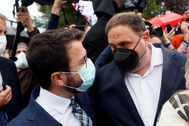 El presidente de la Generalitat, Pere Aragonès, saluda a Oriol Junqueras a la salida de cárcel de Lledoners. 