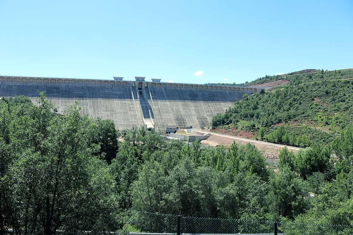 Fotos: 17 años y 250 millones de euros después, el embalse de Castrovido empieza a llenarse (en pruebas)