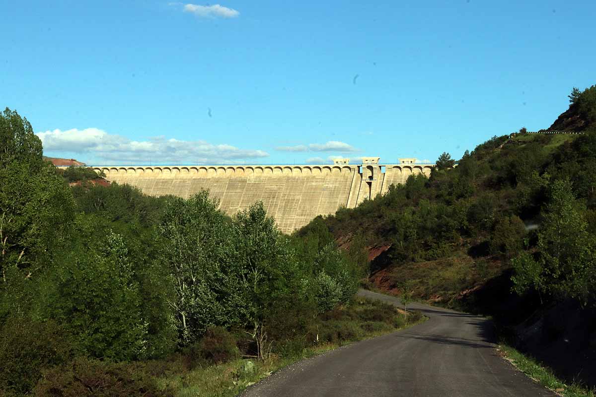 Fotos: 17 años y 250 millones de euros después, el embalse de Castrovido empieza a llenarse (en pruebas)