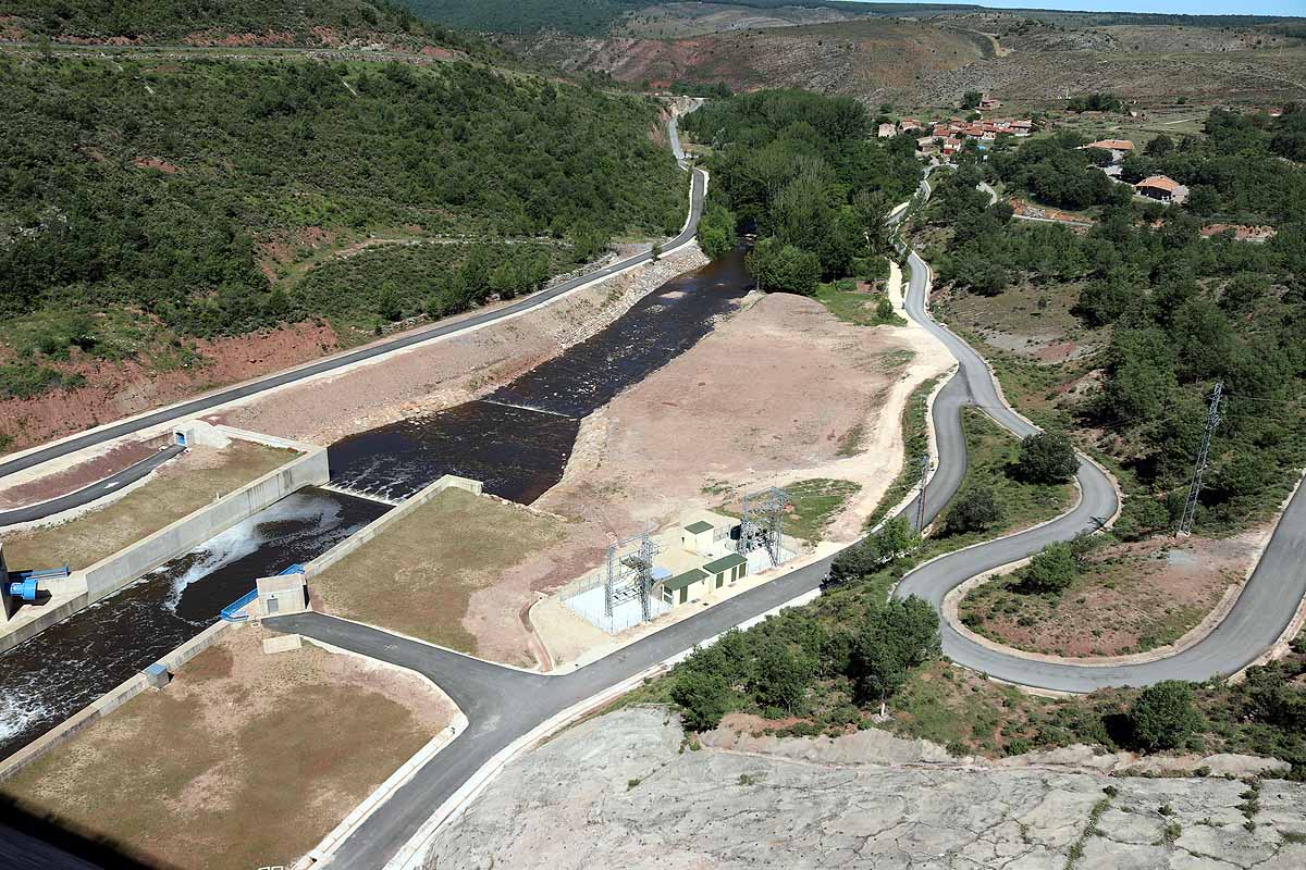 Fotos: 17 años y 250 millones de euros después, el embalse de Castrovido empieza a llenarse (en pruebas)