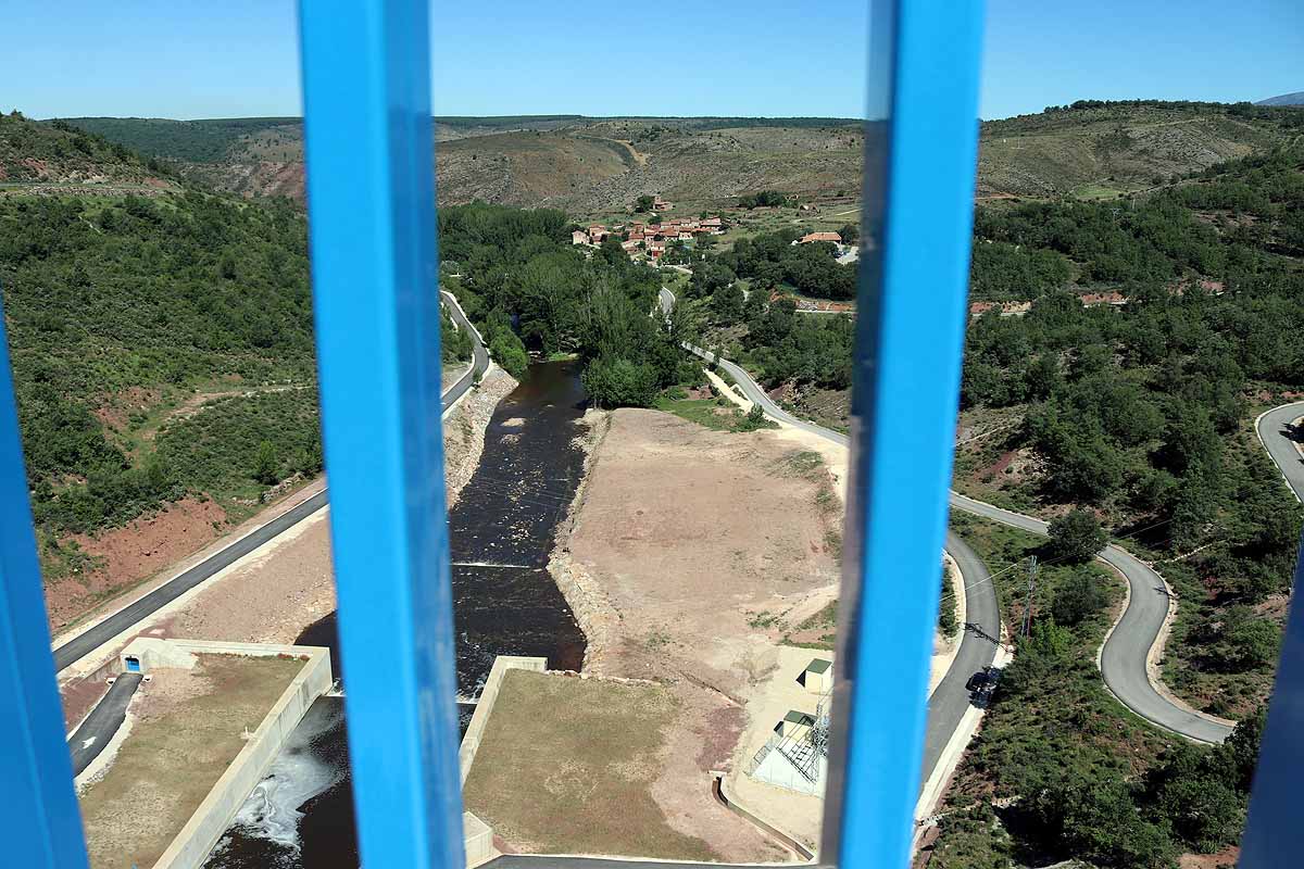 Fotos: 17 años y 250 millones de euros después, el embalse de Castrovido empieza a llenarse (en pruebas)