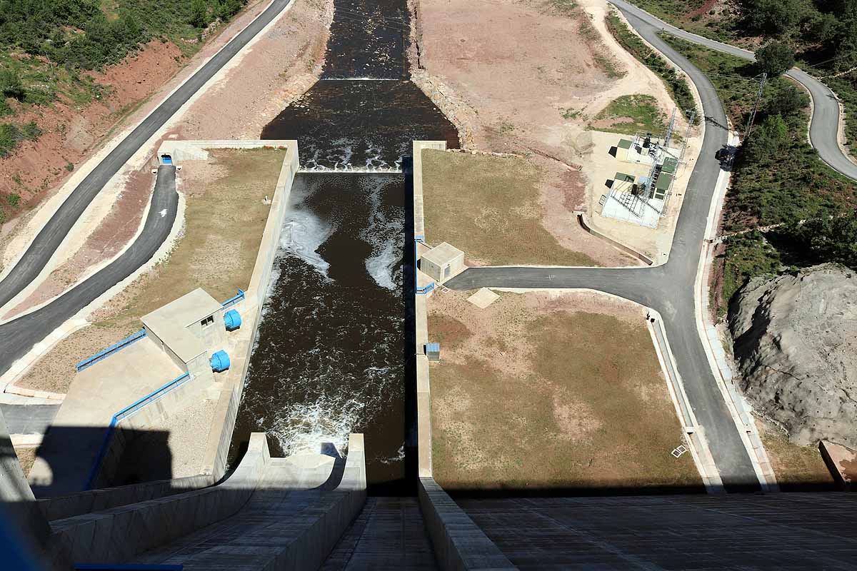 Fotos: 17 años y 250 millones de euros después, el embalse de Castrovido empieza a llenarse (en pruebas)