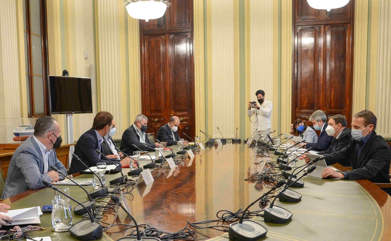 Un momento de la reunión entre el ministro y los representantes de las organizaciones agrarias. 