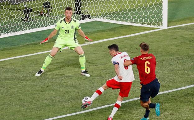 Unai Simón, segundos antes de su única intervención en la Eurocopa, a remta de Lewandowski. 