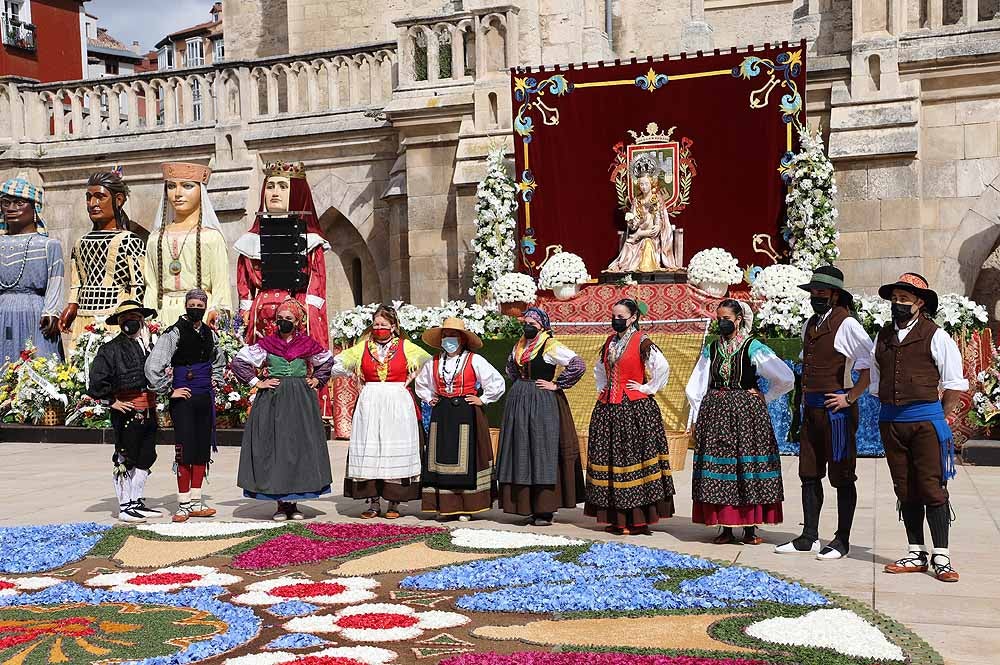 Fotos: La ofrenda floral a Santa María la Mayor en Burgos ha vuelto a la calle