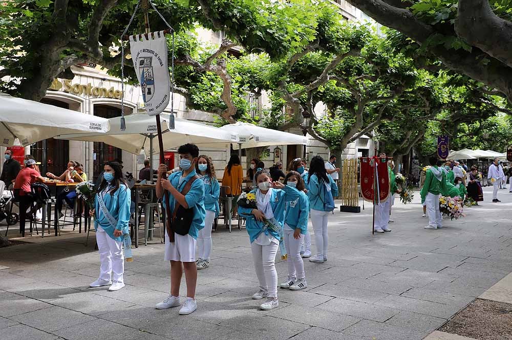 Fotos: La ofrenda floral a Santa María la Mayor en Burgos ha vuelto a la calle