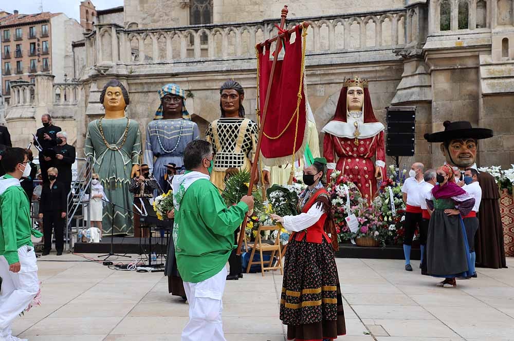 Fotos: La ofrenda floral a Santa María la Mayor en Burgos ha vuelto a la calle