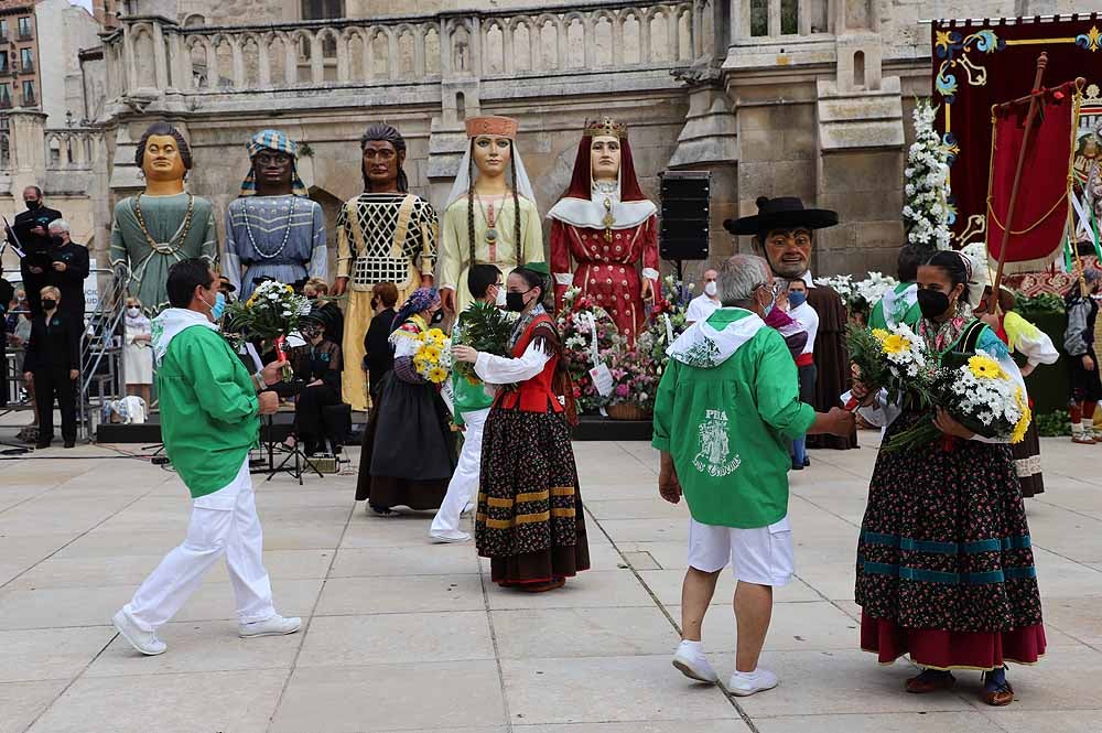 Fotos: La ofrenda floral a Santa María la Mayor en Burgos ha vuelto a la calle