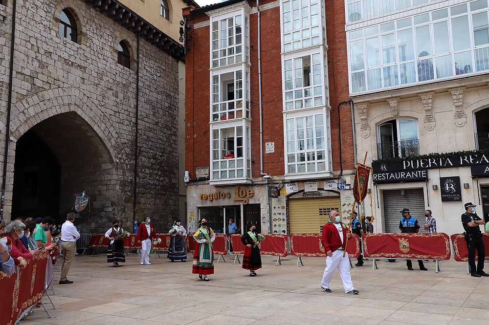 Fotos: La ofrenda floral a Santa María la Mayor en Burgos ha vuelto a la calle