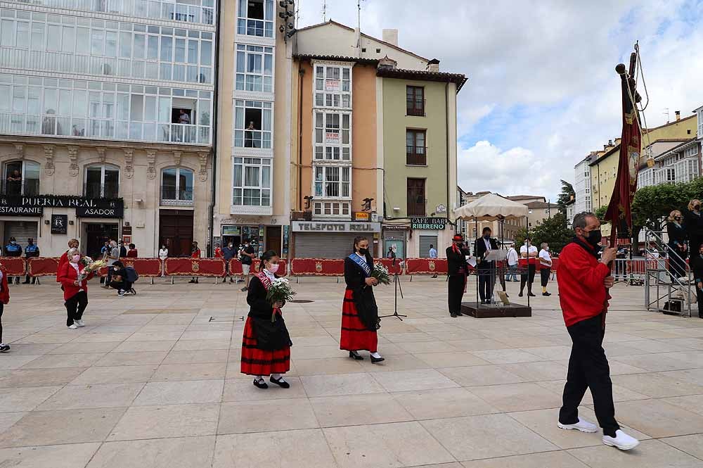 Fotos: La ofrenda floral a Santa María la Mayor en Burgos ha vuelto a la calle