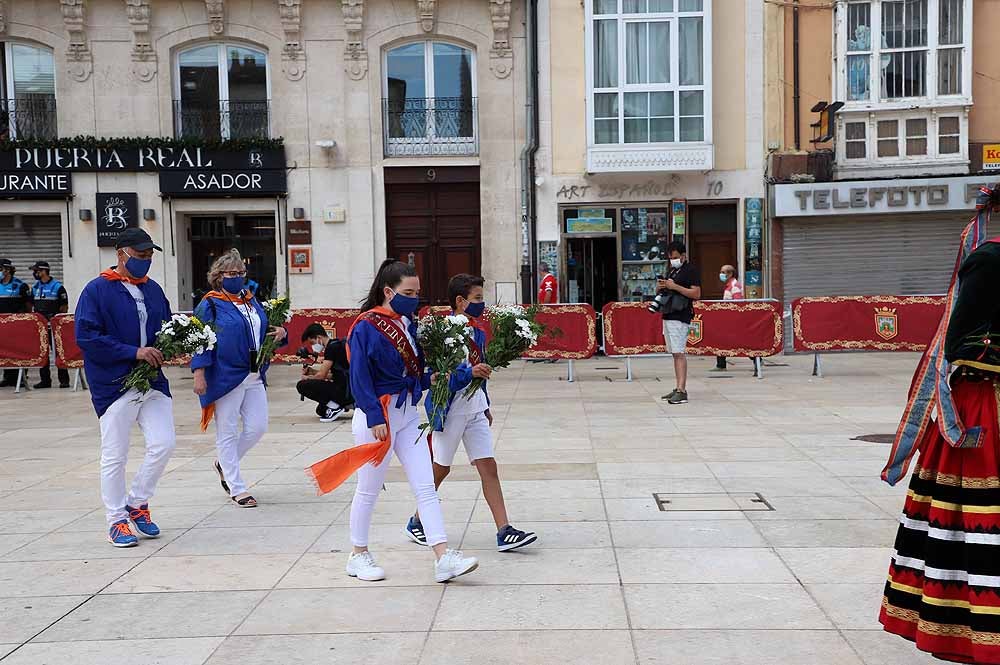 Fotos: La ofrenda floral a Santa María la Mayor en Burgos ha vuelto a la calle