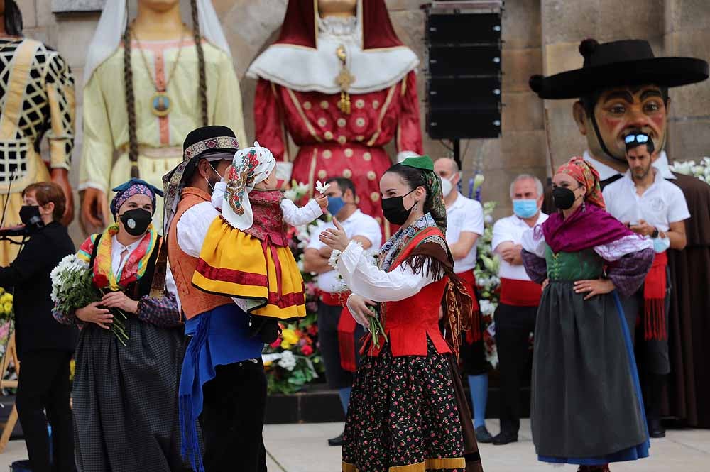 Fotos: La ofrenda floral a Santa María la Mayor en Burgos ha vuelto a la calle