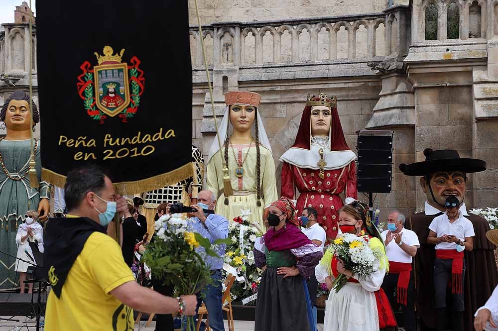 Fotos: La ofrenda floral a Santa María la Mayor en Burgos ha vuelto a la calle