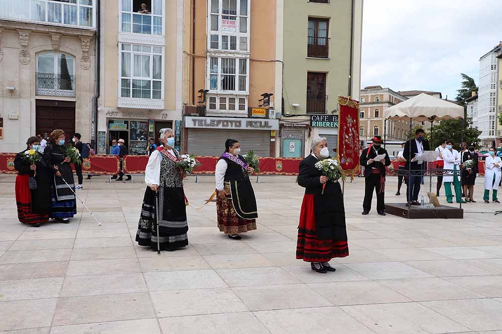 Fotos: La ofrenda floral a Santa María la Mayor en Burgos ha vuelto a la calle