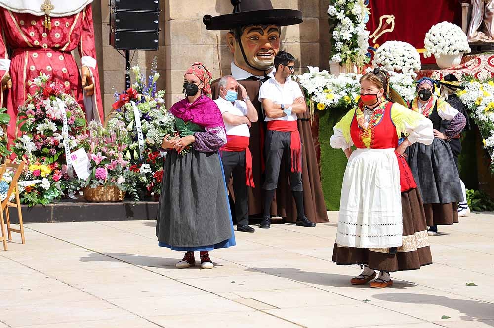 Fotos: La ofrenda floral a Santa María la Mayor en Burgos ha vuelto a la calle