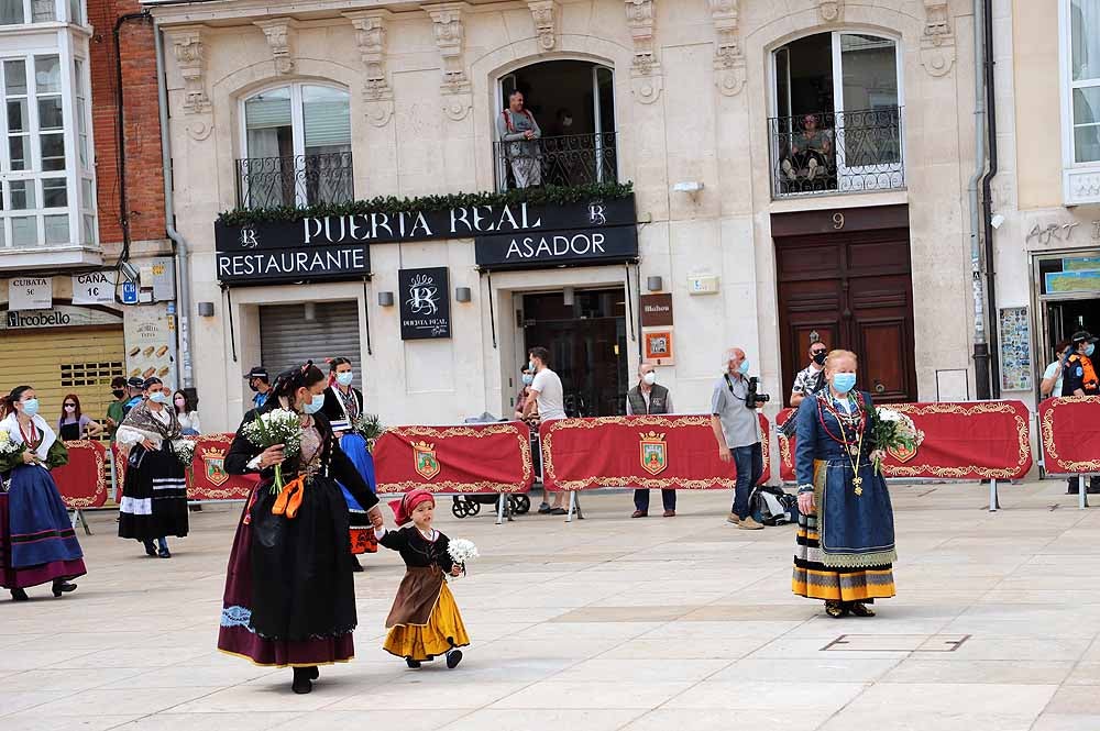 Fotos: La ofrenda floral a Santa María la Mayor en Burgos ha vuelto a la calle