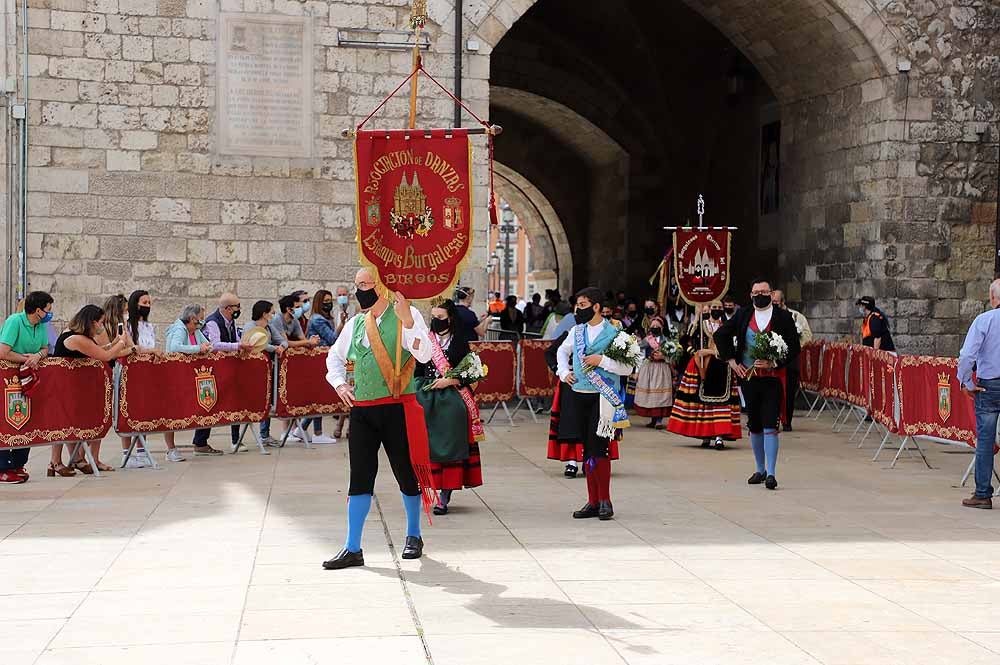 Fotos: La ofrenda floral a Santa María la Mayor en Burgos ha vuelto a la calle