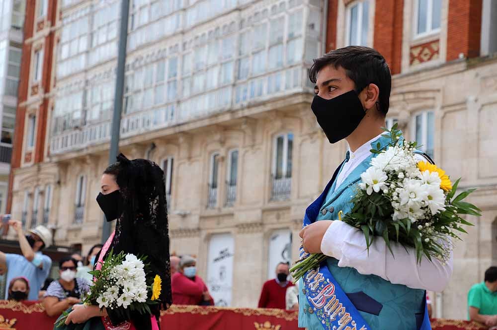 Fotos: La ofrenda floral a Santa María la Mayor en Burgos ha vuelto a la calle