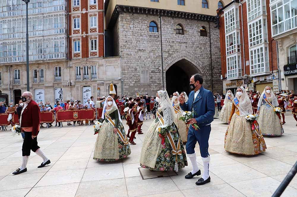 Fotos: La ofrenda floral a Santa María la Mayor en Burgos ha vuelto a la calle