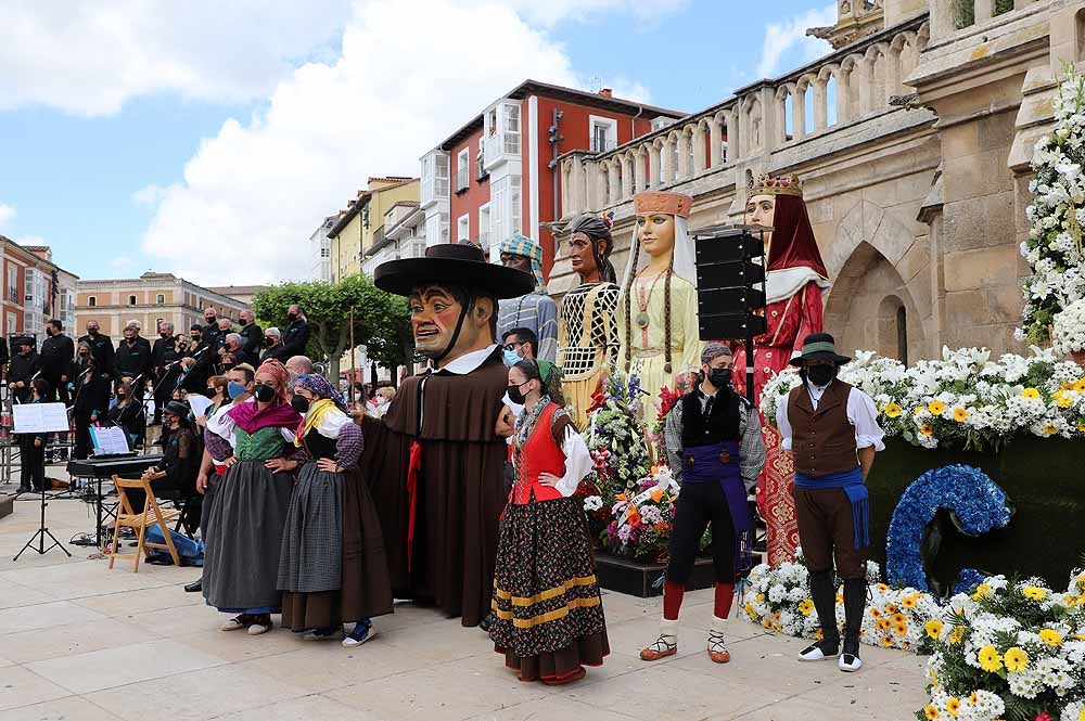 Fotos: La ofrenda floral a Santa María la Mayor en Burgos ha vuelto a la calle