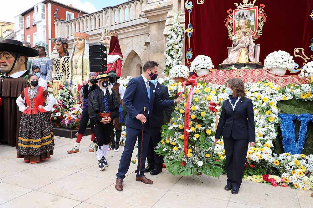 Fotos: La ofrenda floral a Santa María la Mayor en Burgos ha vuelto a la calle