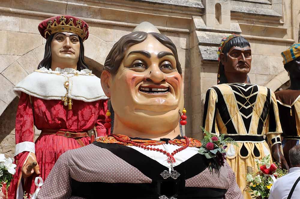 Fotos: La ofrenda floral a Santa María la Mayor en Burgos ha vuelto a la calle