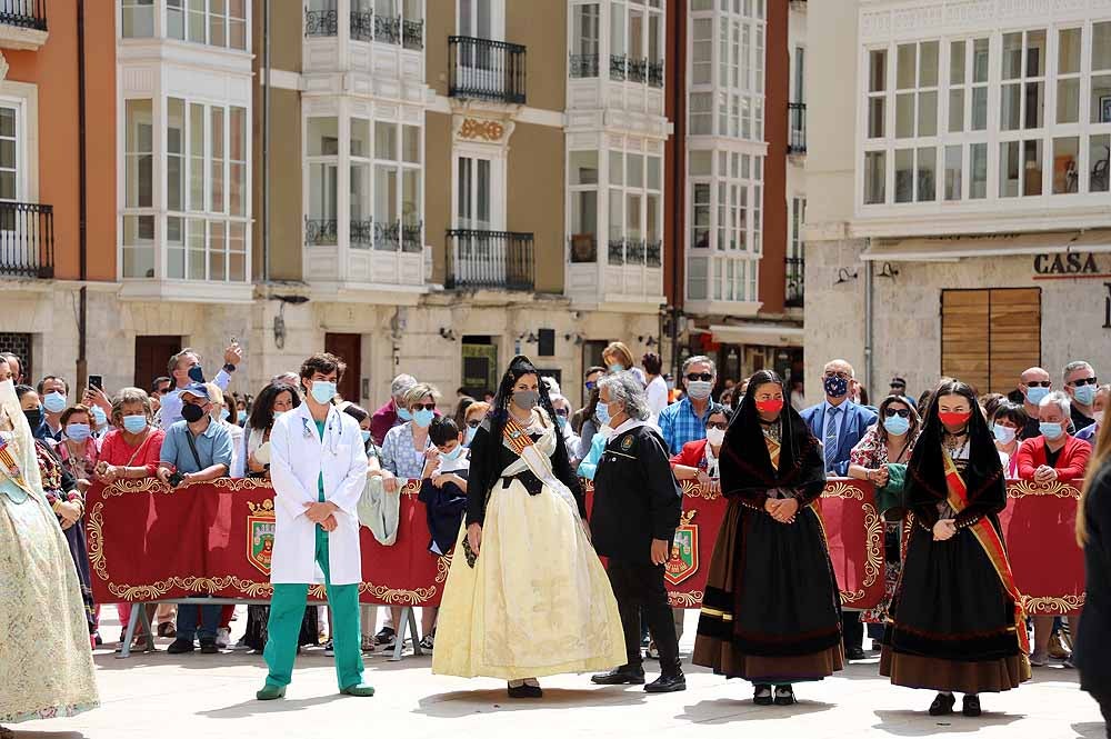 Fotos: La ofrenda floral a Santa María la Mayor en Burgos ha vuelto a la calle