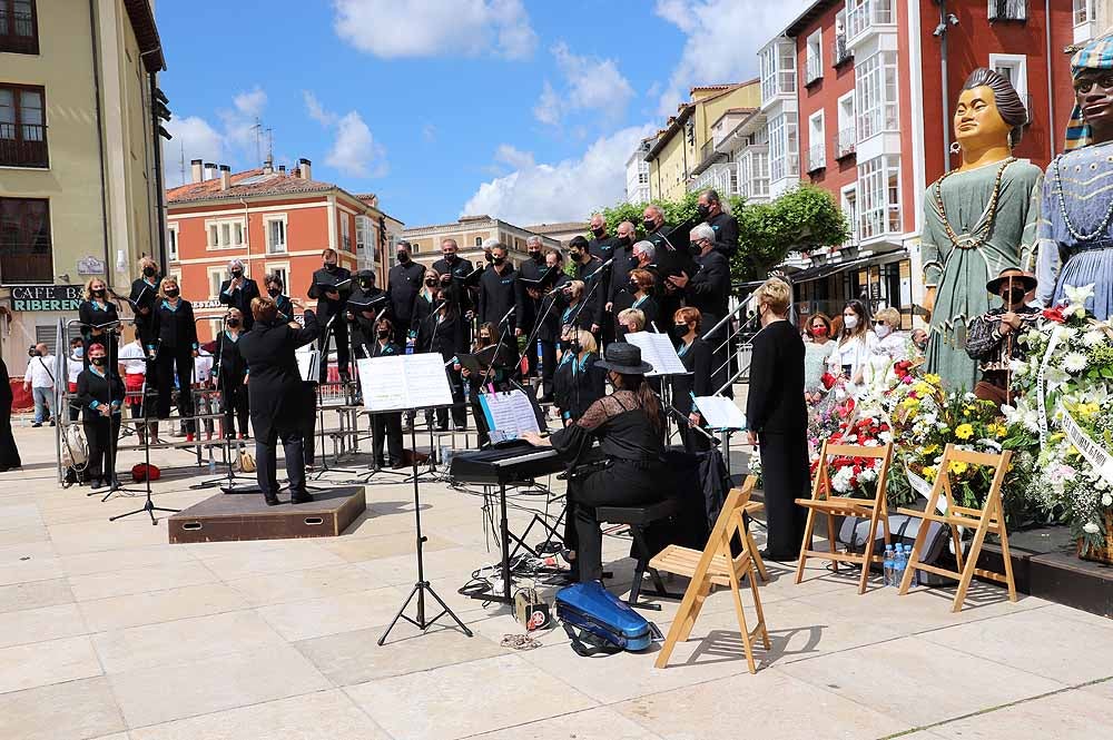 Fotos: La ofrenda floral a Santa María la Mayor en Burgos ha vuelto a la calle