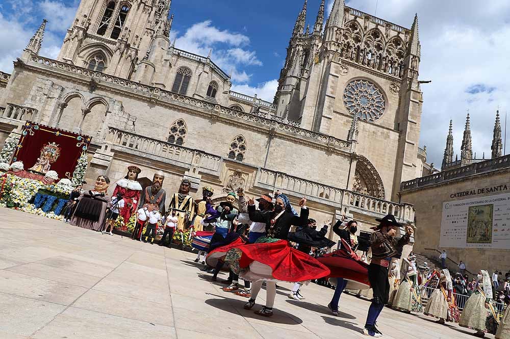 Fotos: La ofrenda floral a Santa María la Mayor en Burgos ha vuelto a la calle