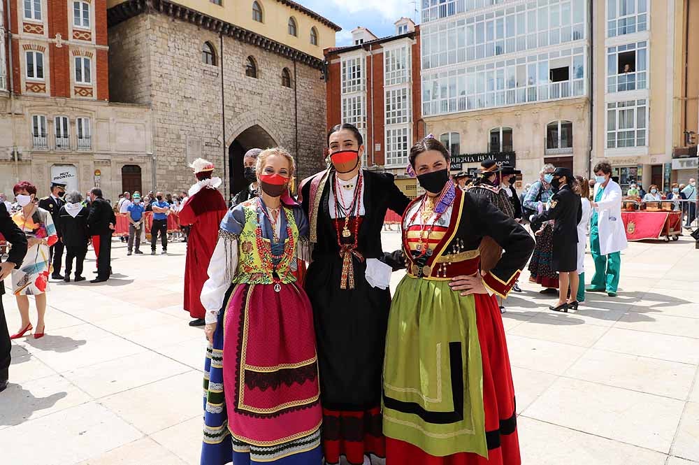 Fotos: La ofrenda floral a Santa María la Mayor en Burgos ha vuelto a la calle