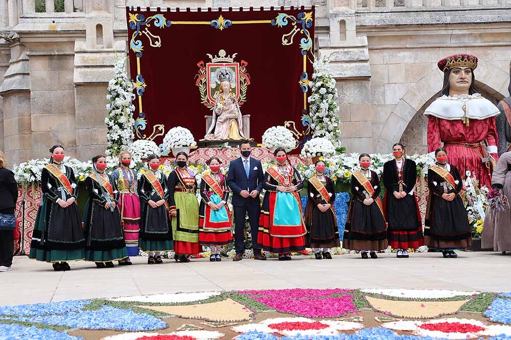 Fotos: La ofrenda floral a Santa María la Mayor en Burgos ha vuelto a la calle