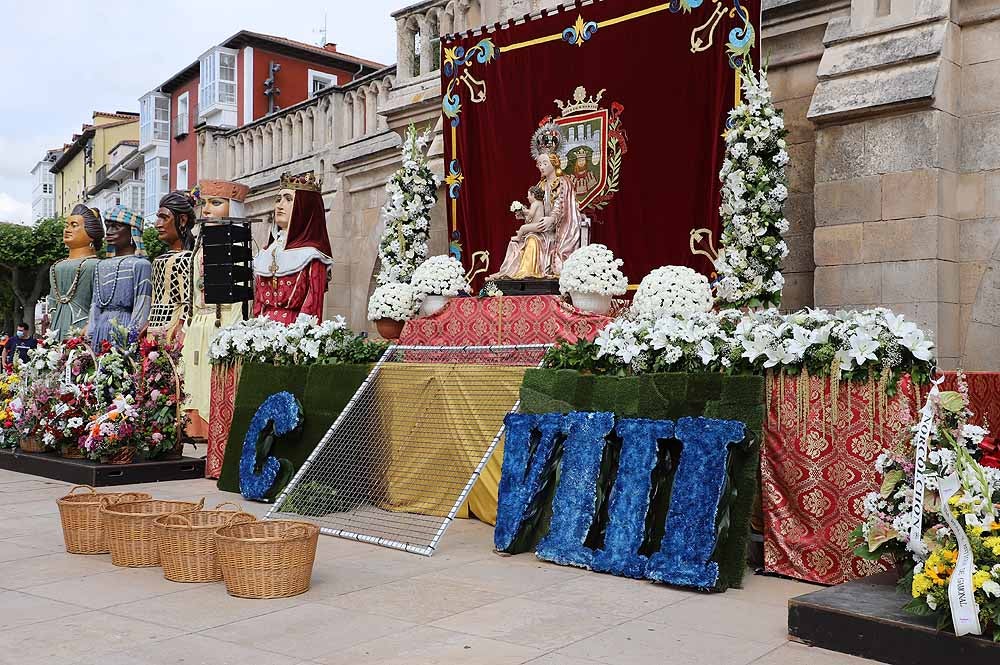 Fotos: La ofrenda floral a Santa María la Mayor en Burgos ha vuelto a la calle