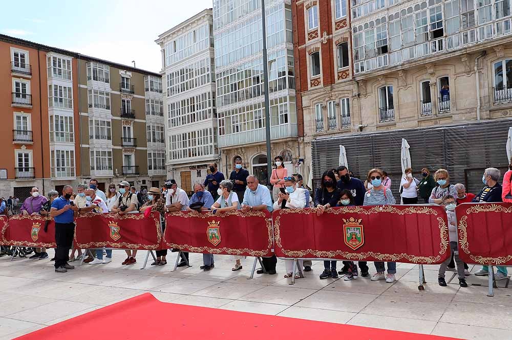 Fotos: La ofrenda floral a Santa María la Mayor en Burgos ha vuelto a la calle