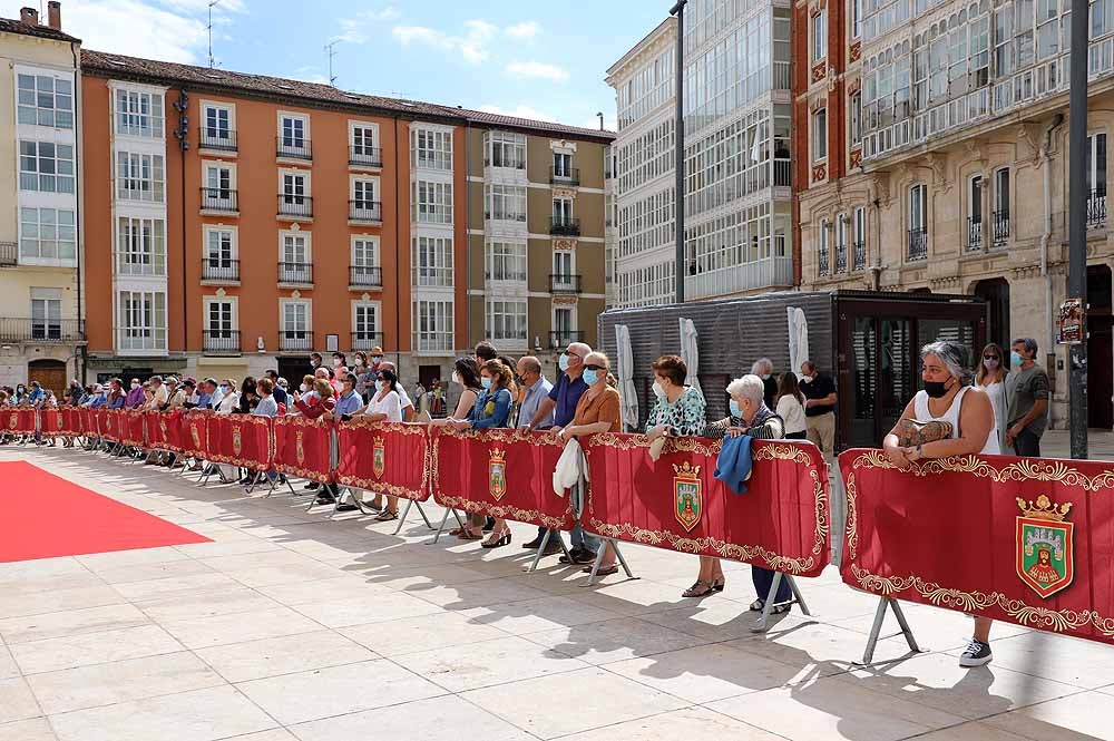 Fotos: La ofrenda floral a Santa María la Mayor en Burgos ha vuelto a la calle