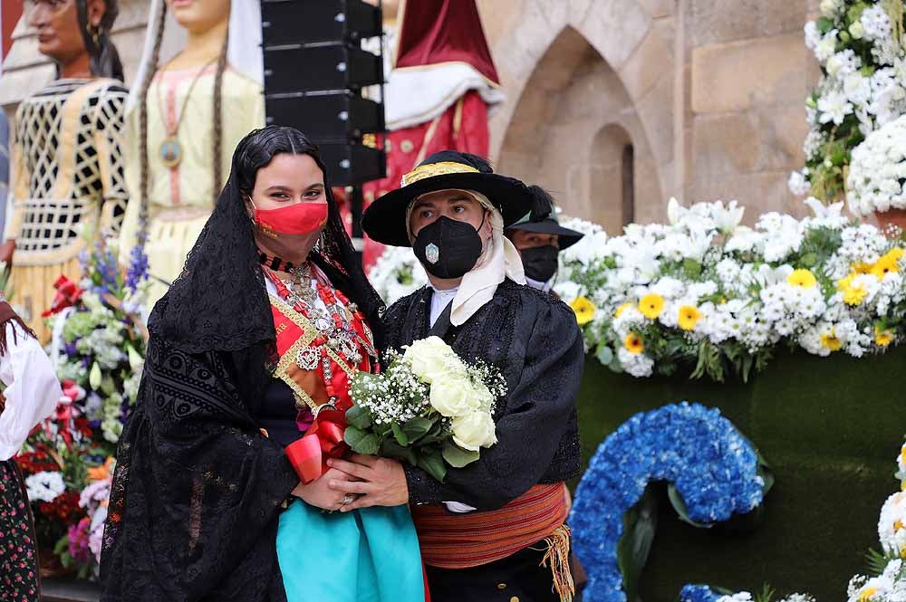 Fotos: La ofrenda floral a Santa María la Mayor en Burgos ha vuelto a la calle