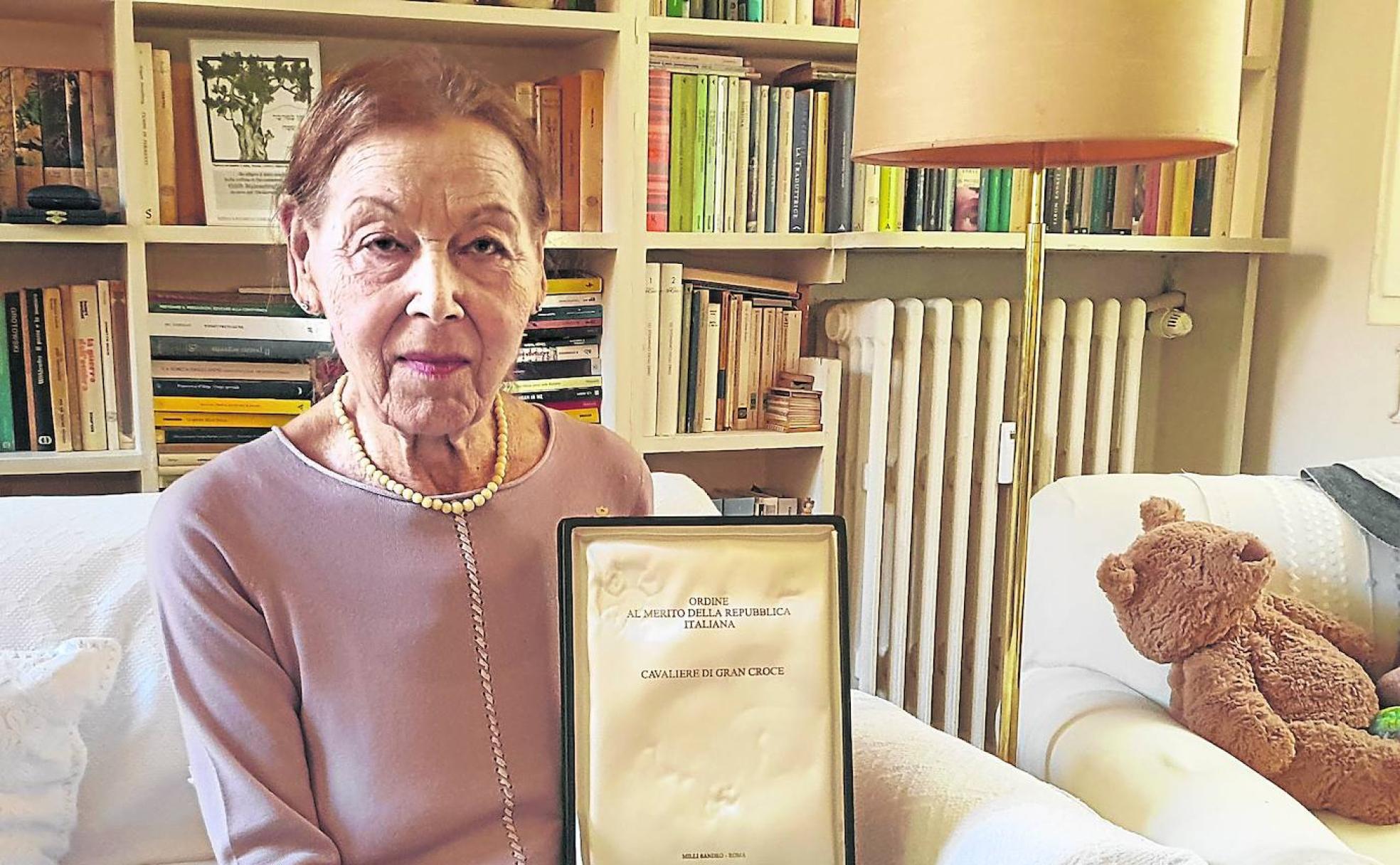 Edith Bruck muestra la Gran Cruz 'Cavaliere', el mayor reconocimiento de la República italiana.s.