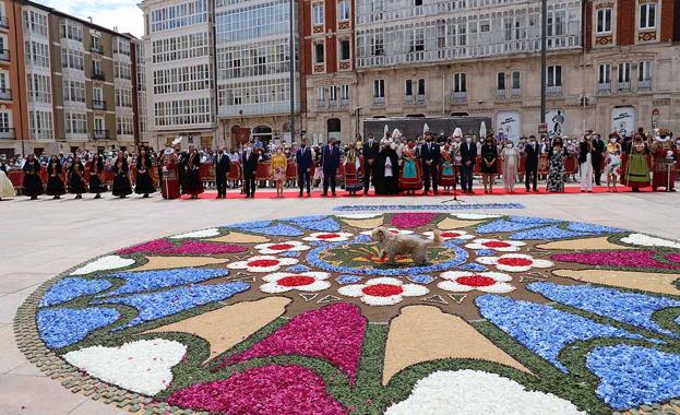 Un perrito blanco se ha cruzado en mitad del acto, pasando corriendo por encima de la alfombra de flores.