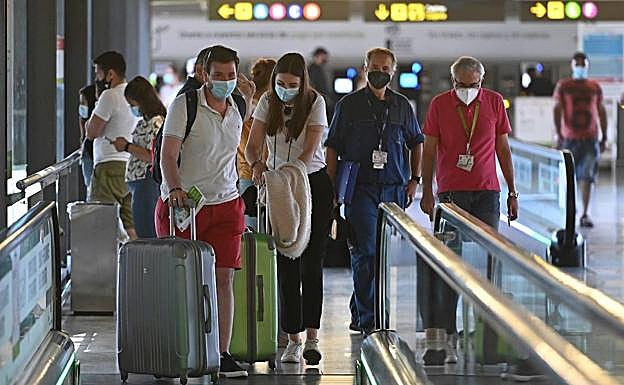 España exigirá PCR negativa o vacuna completa a los viajeros de Reino Unido