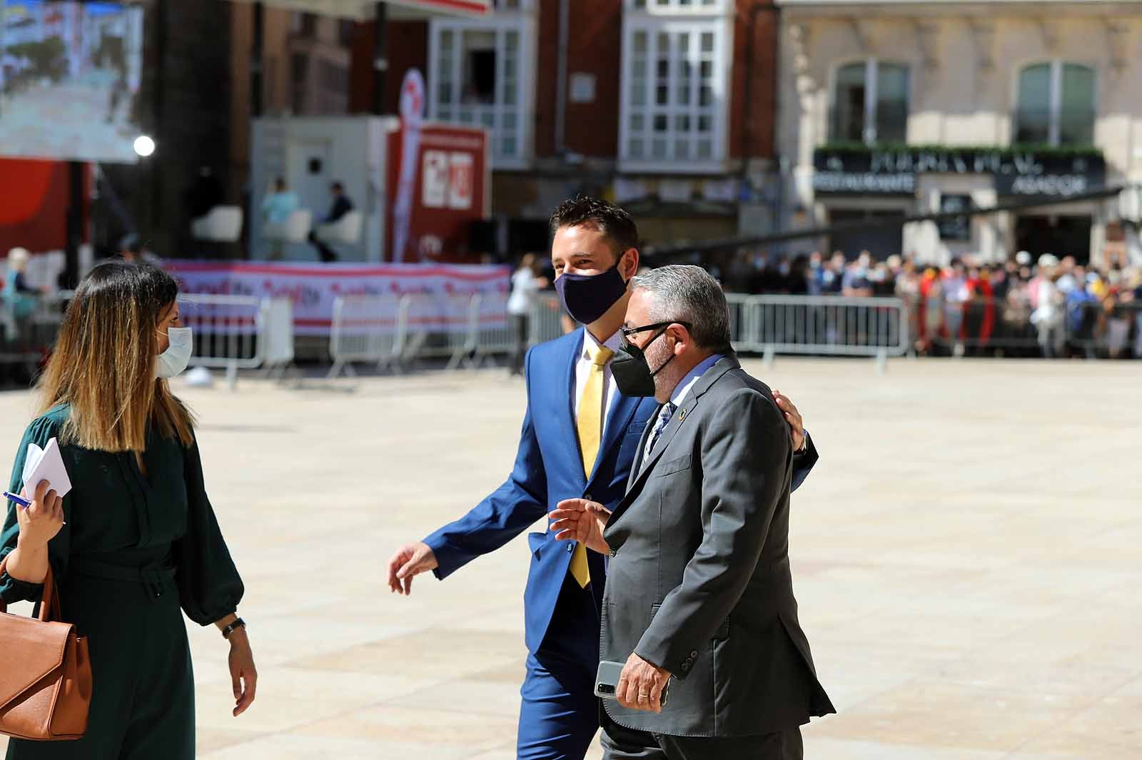 Decenas de burgaleses se concentran a las faldas de la Catedral en el primer día de la muestra en la ciudad