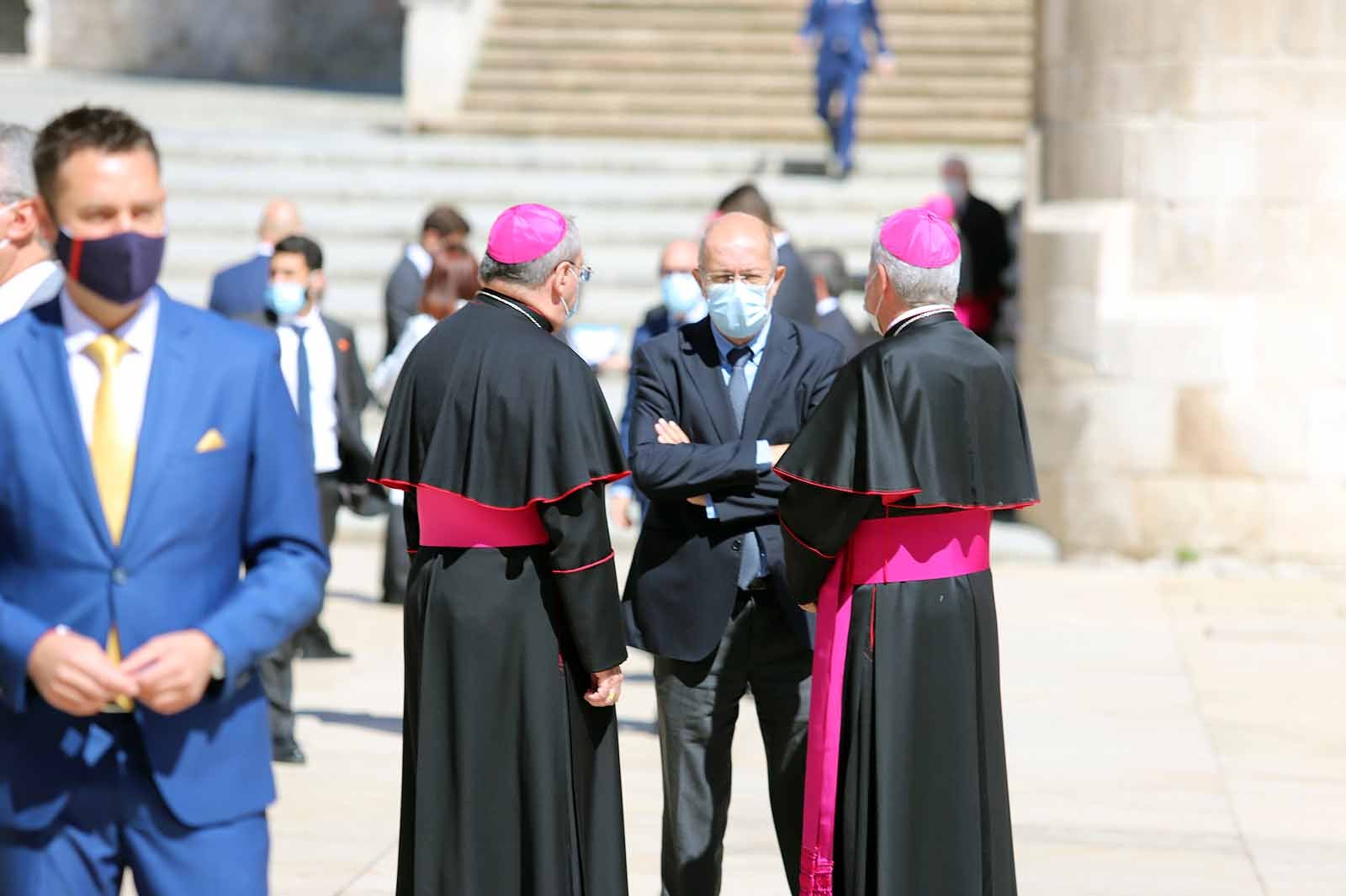 Decenas de burgaleses se concentran a las faldas de la Catedral en el primer día de la muestra en la ciudad