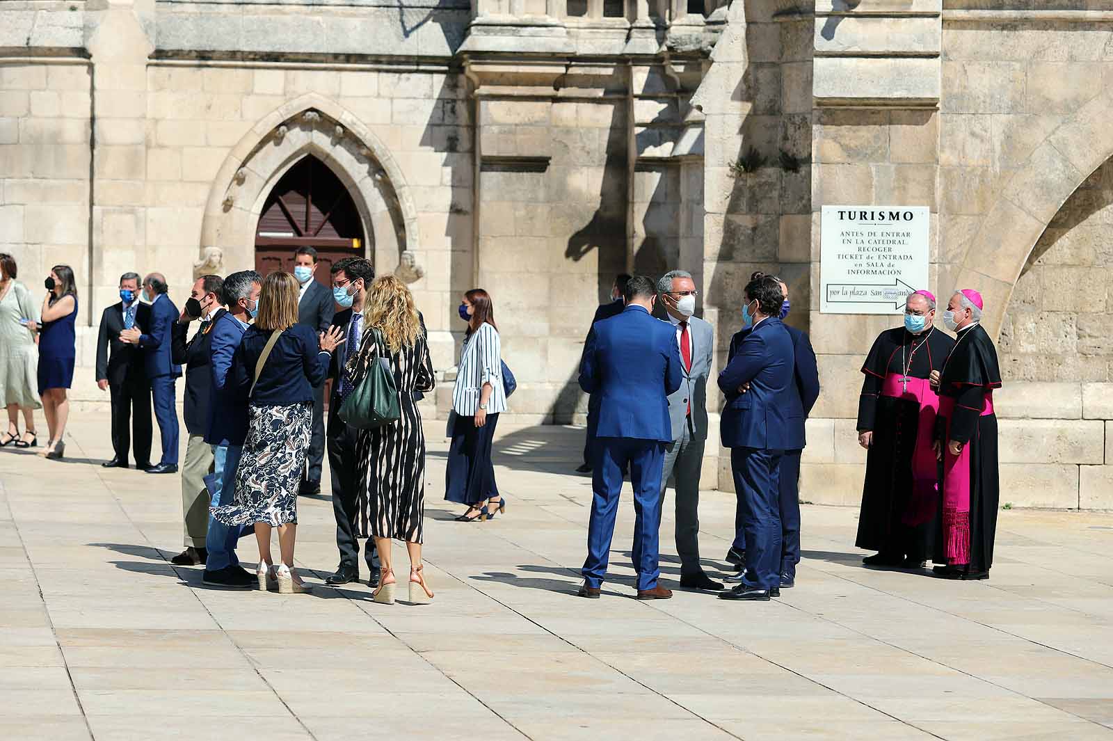 Decenas de burgaleses se concentran a las faldas de la Catedral en el primer día de la muestra en la ciudad