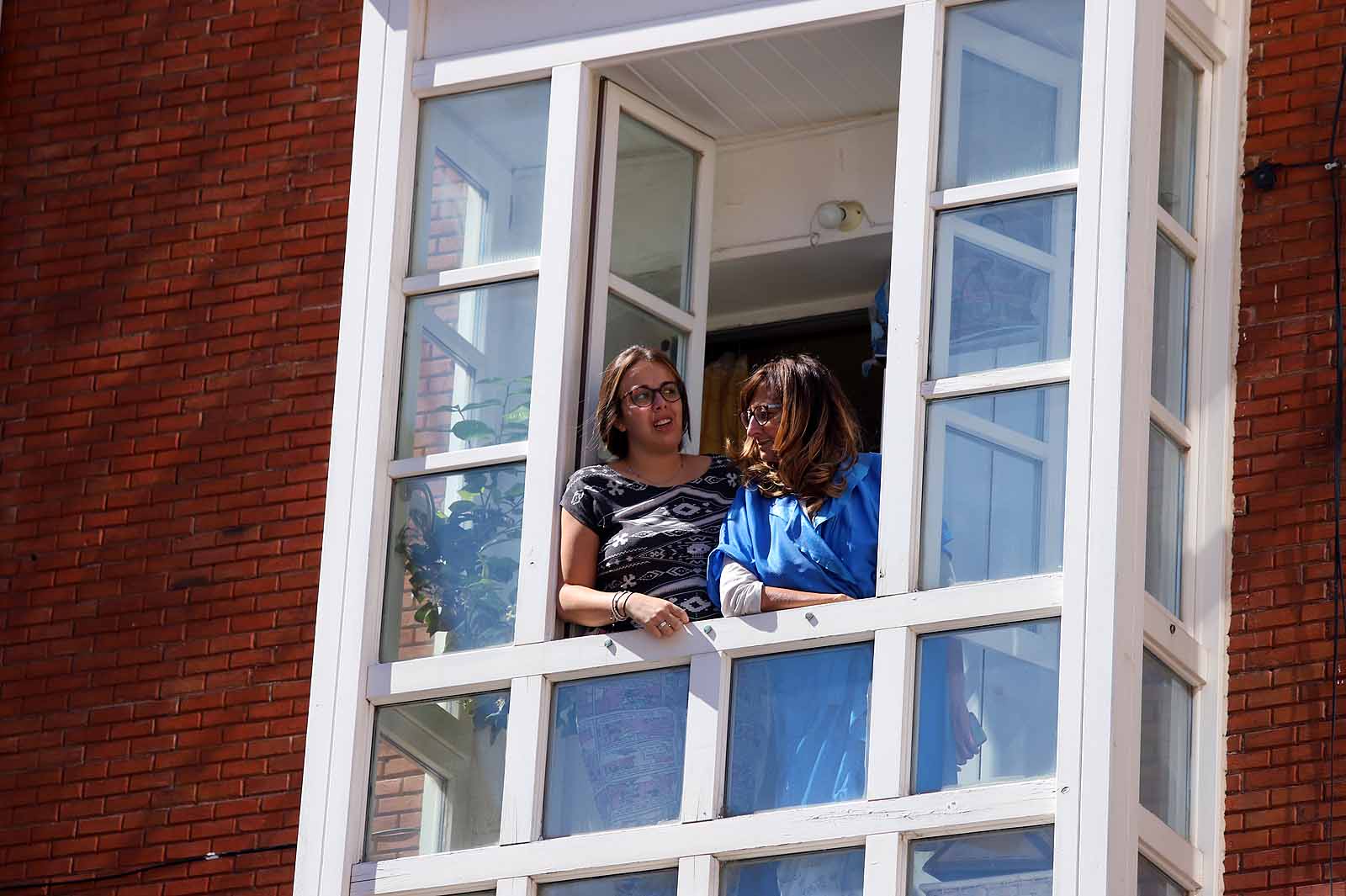 Decenas de burgaleses se concentran a las faldas de la Catedral en el primer día de la muestra en la ciudad