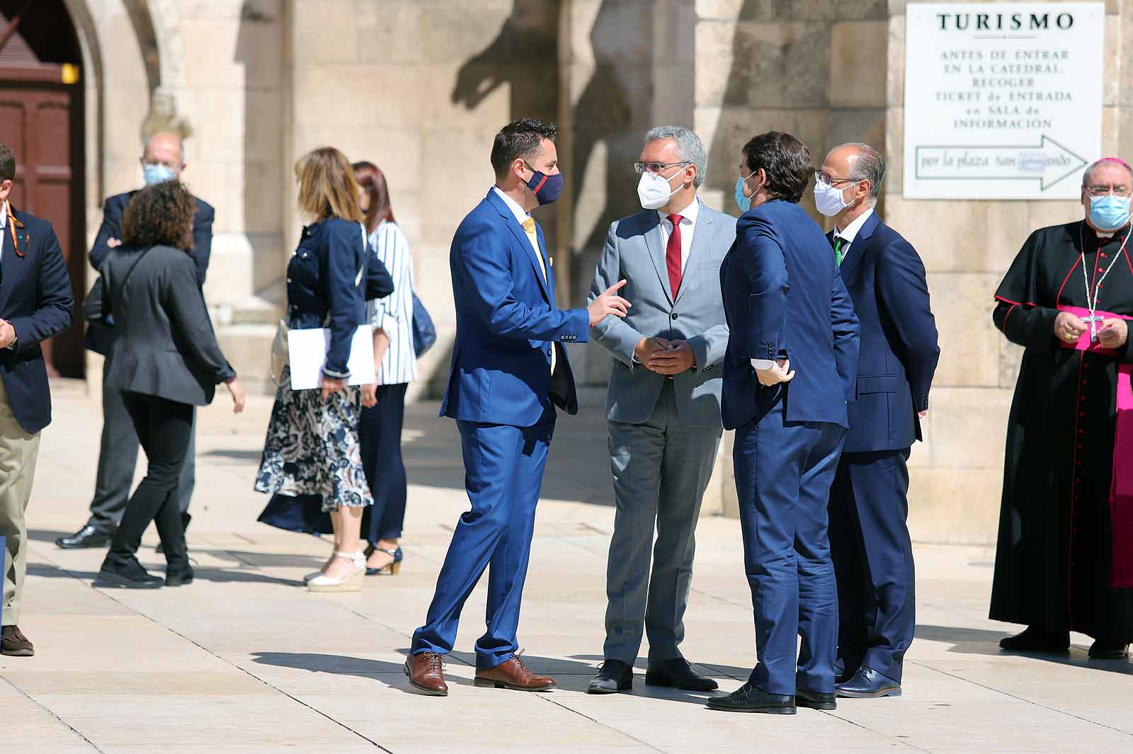 Decenas de burgaleses se concentran a las faldas de la Catedral en el primer día de la muestra en la ciudad