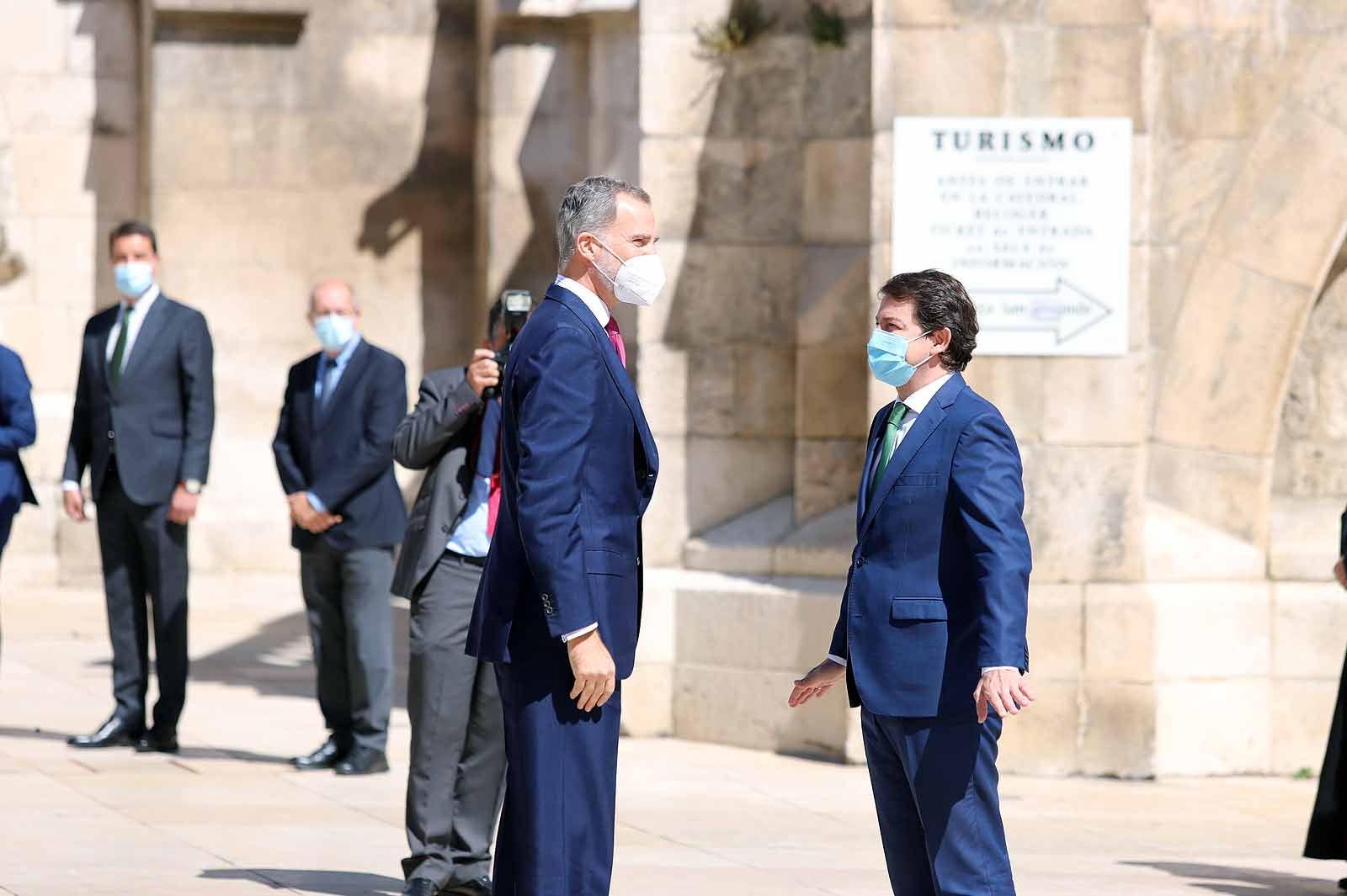 Decenas de burgaleses se concentran a las faldas de la Catedral en el primer día de la muestra en la ciudad