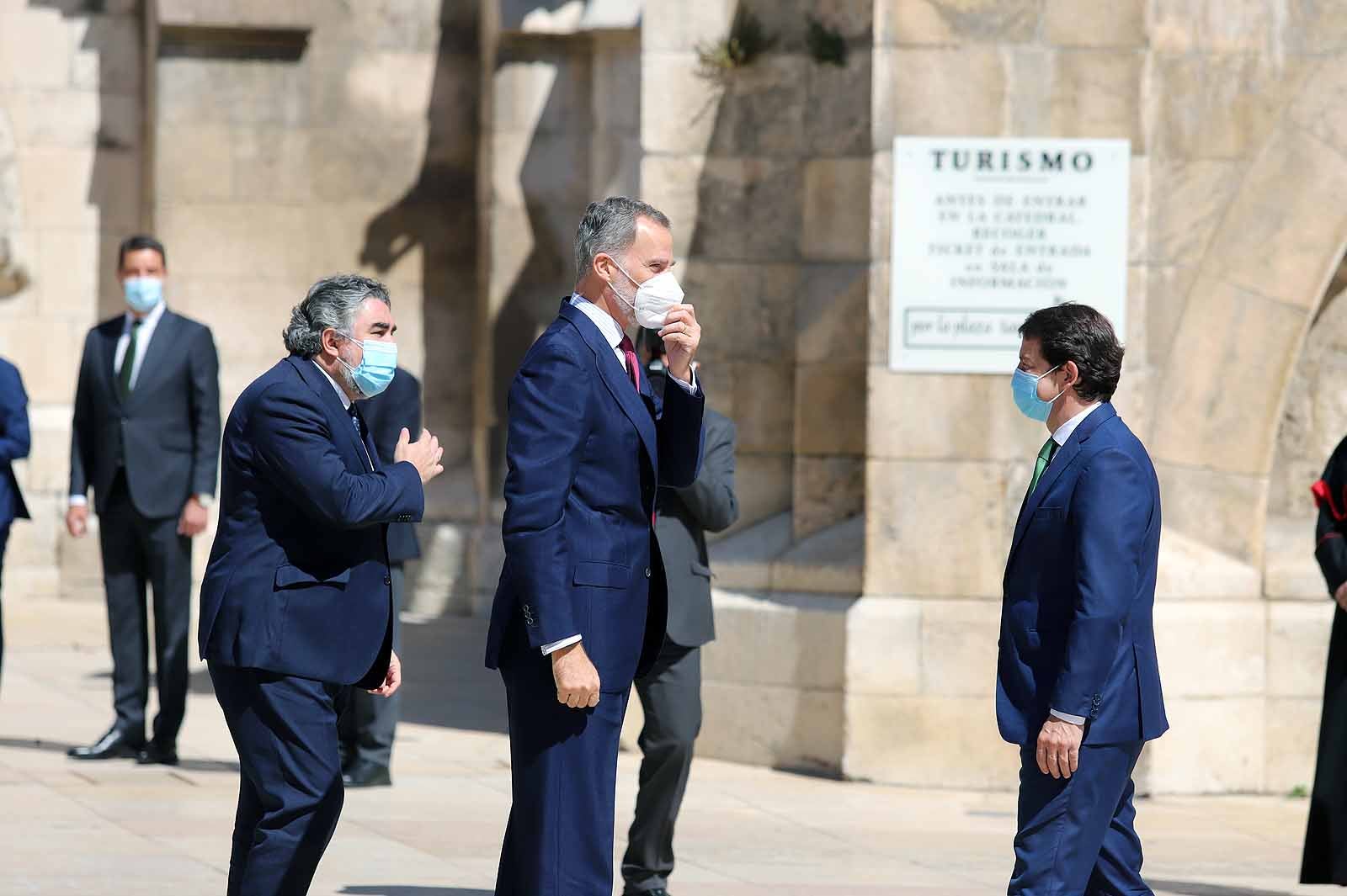 Decenas de burgaleses se concentran a las faldas de la Catedral en el primer día de la muestra en la ciudad