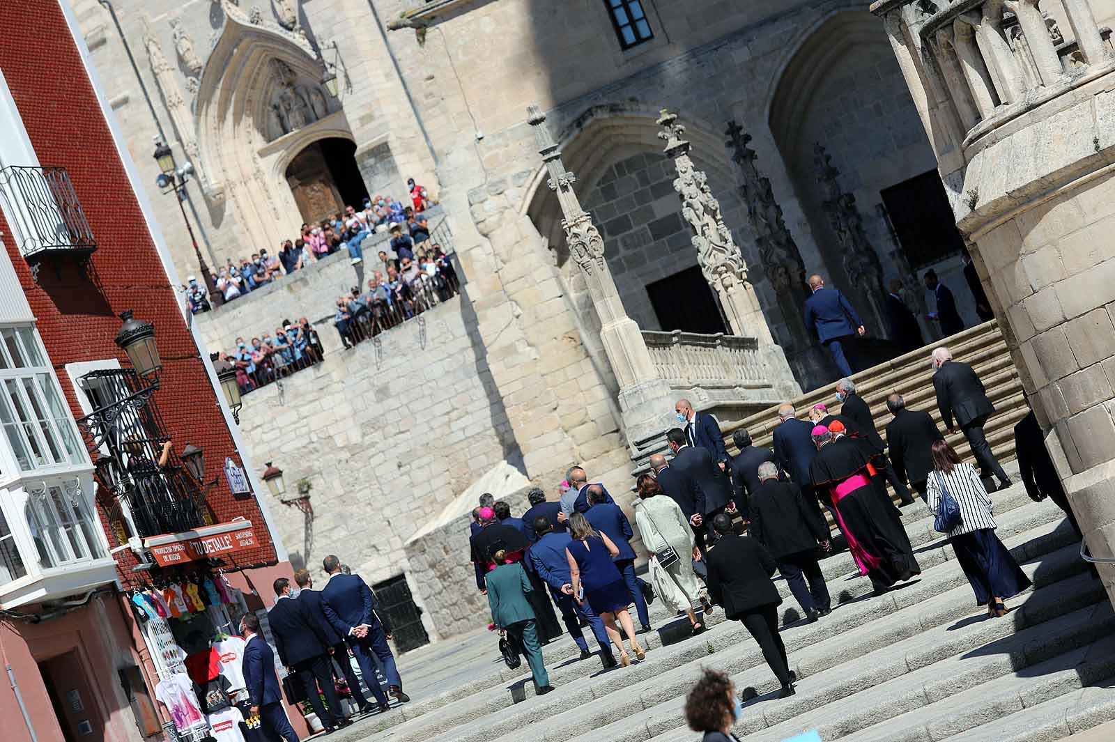 Decenas de burgaleses se concentran a las faldas de la Catedral en el primer día de la muestra en la ciudad