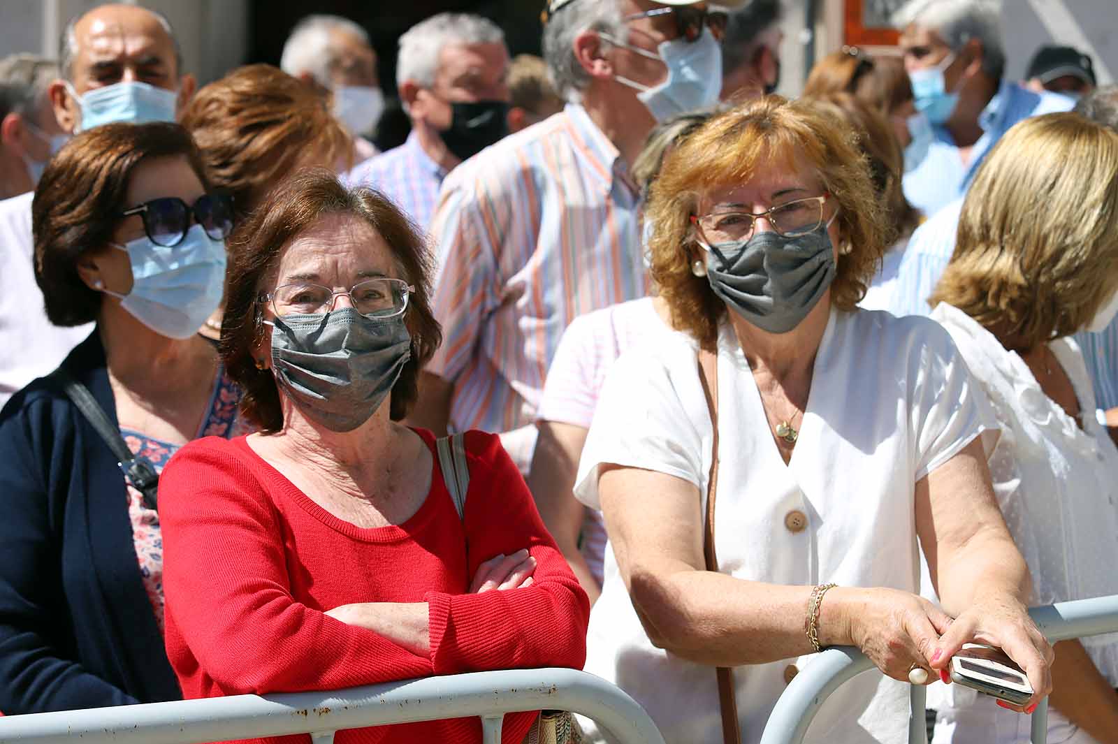 Decenas de burgaleses se concentran a las faldas de la Catedral en el primer día de la muestra en la ciudad