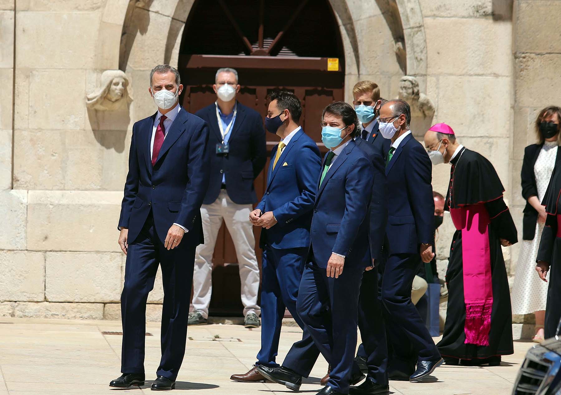 Centenares de burgaleses se concentran a las faldas de la Catedral en el primer día de la muestra en la ciudad