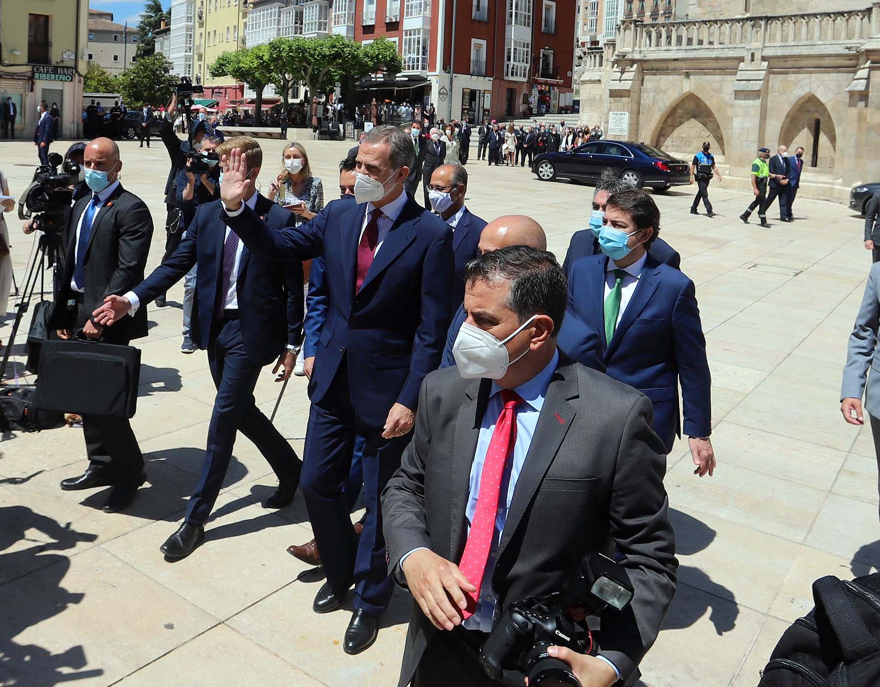 Centenares de burgaleses se concentran a las faldas de la Catedral en el primer día de la muestra en la ciudad